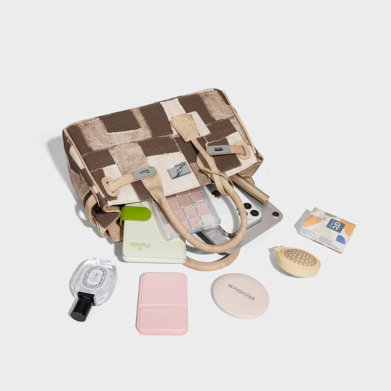 Beaira A niche retro yet cool and stylish platinum bag for women featuring a new denim style with a high-end feel It is a combination of a handheld single shoulder and crossbody design