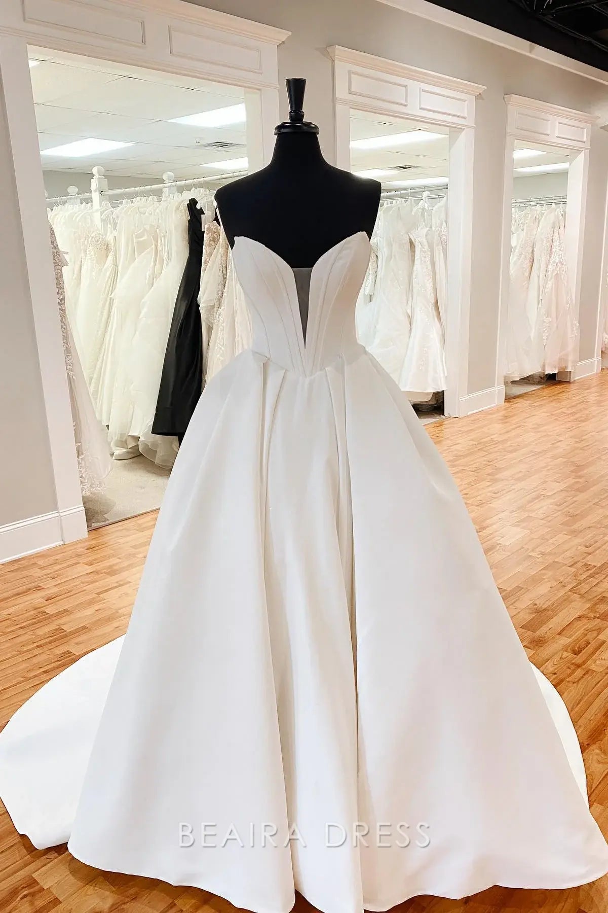Beaira Elegant Strapless Sweetheart Neckline Ball Gown Wedding Dress with Structured Bodice and Voluminous Skirt for Regal Bridal Allure