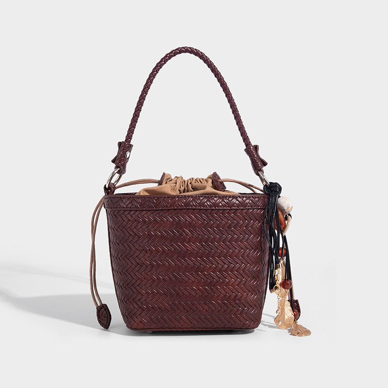 Beaira Vintage drawstring woven handbag with high-end feel water bucket bag pure handmade woven bag new commuter crossbody bag