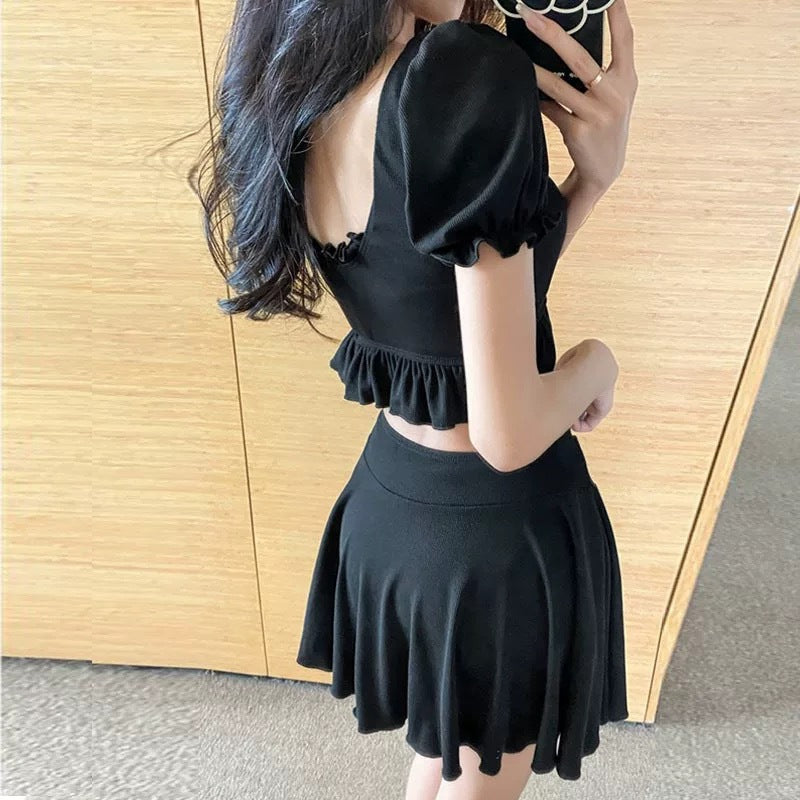 Beaira Female conservative swimsuit new Korean ins style split skirt style covers the belly to show off thinness student small chest gathered black swimsuit