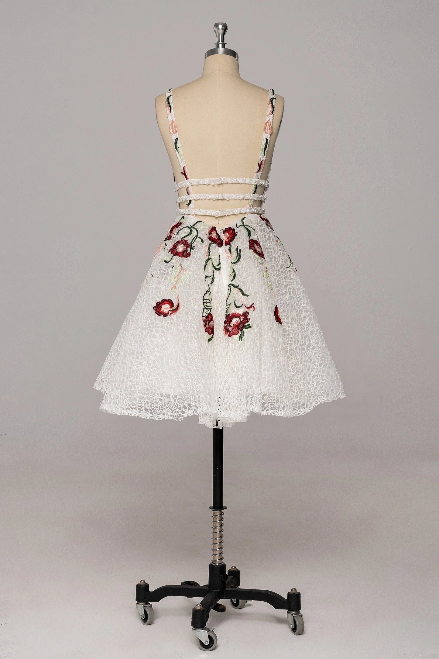 White Lace V Neck Homecoming Dresses with Floral Print Backless Short Cocktail Dresses