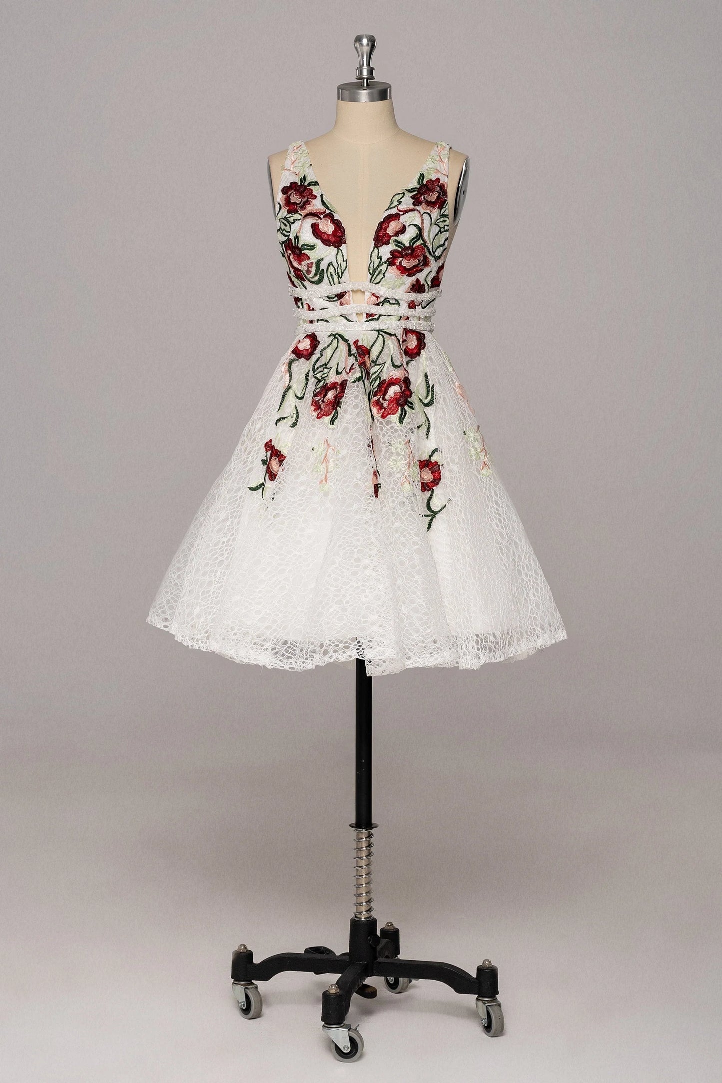 White Lace V Neck Homecoming Dresses with Floral Print Backless Short Cocktail Dresses