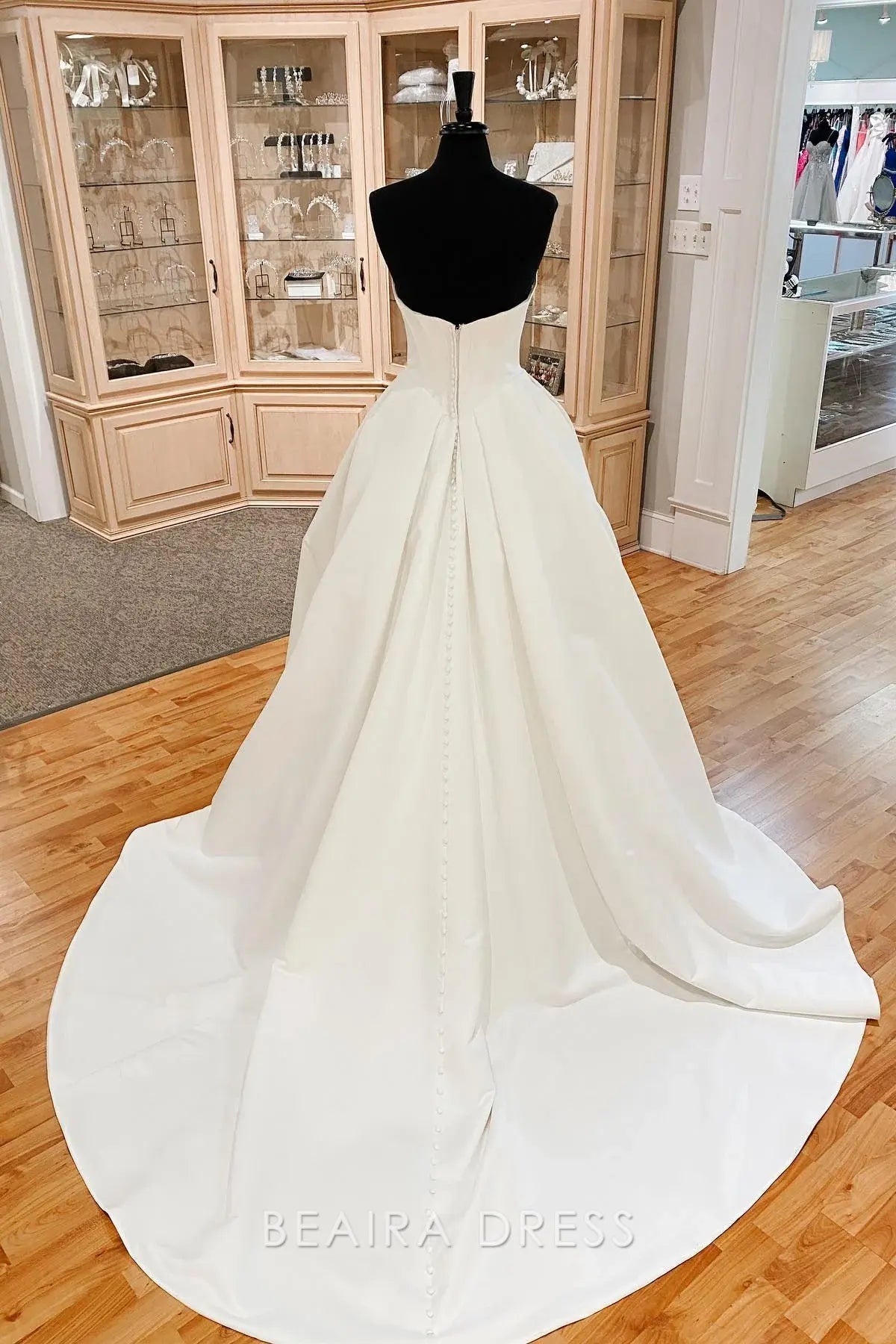 Beaira Elegant Strapless Sweetheart Neckline Ball Gown Wedding Dress with Structured Bodice and Voluminous Skirt for Regal Bridal Allure
