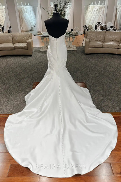Beaira Elegant Strapless Sweetheart Neckline Mermaid Wedding Dress with Draped Bodice and Satin Train for Timeless Bridal Elegance