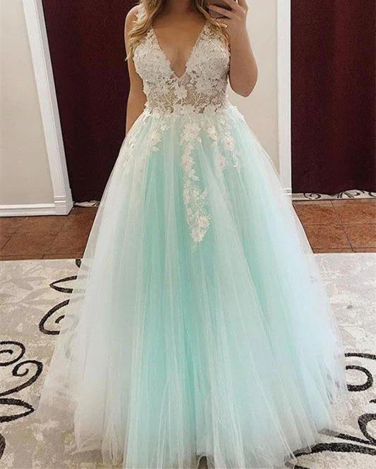 V Neck Lavender Prom Dresses With 3D Floral Appliques Princess Evening DressesV Neck Lavender Prom Dresses With 3D Floral Appliques Princess Evening Dresses